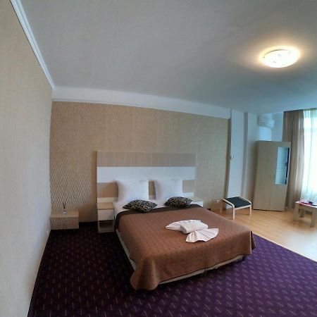 Hotel Mon Caprice ブカレスト エクステリア 写真