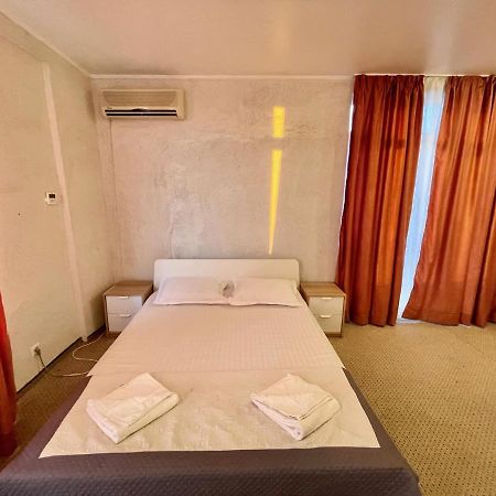 Hotel Mon Caprice ブカレスト エクステリア 写真