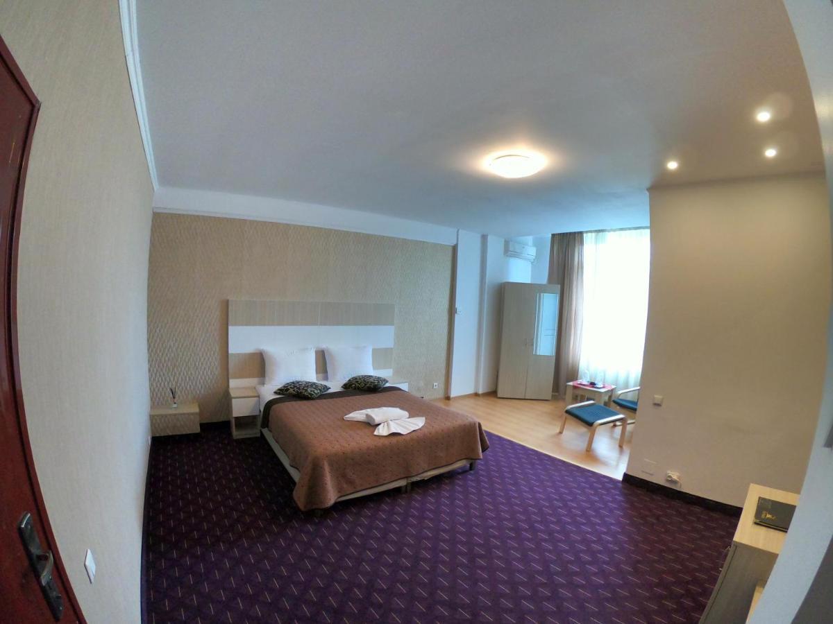 Hotel Mon Caprice ブカレスト エクステリア 写真