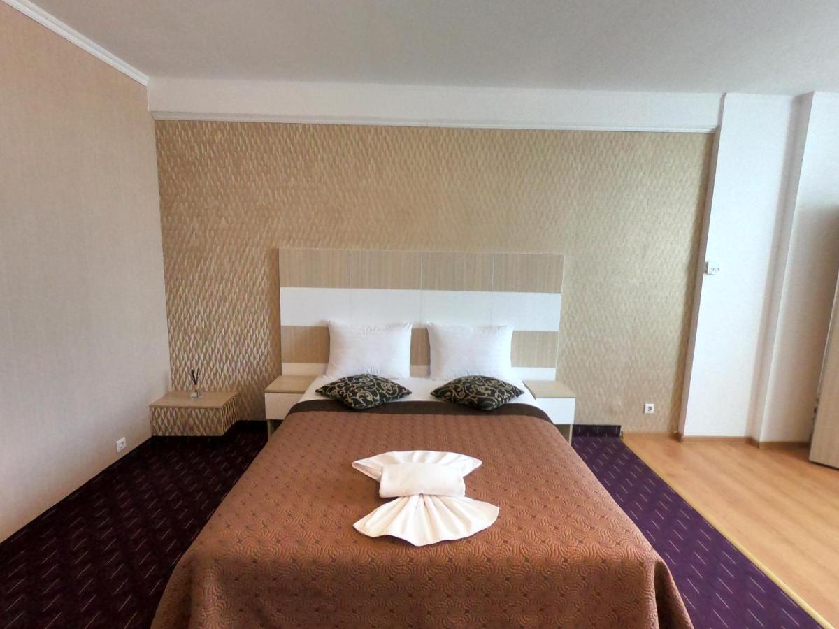 Hotel Mon Caprice ブカレスト エクステリア 写真
