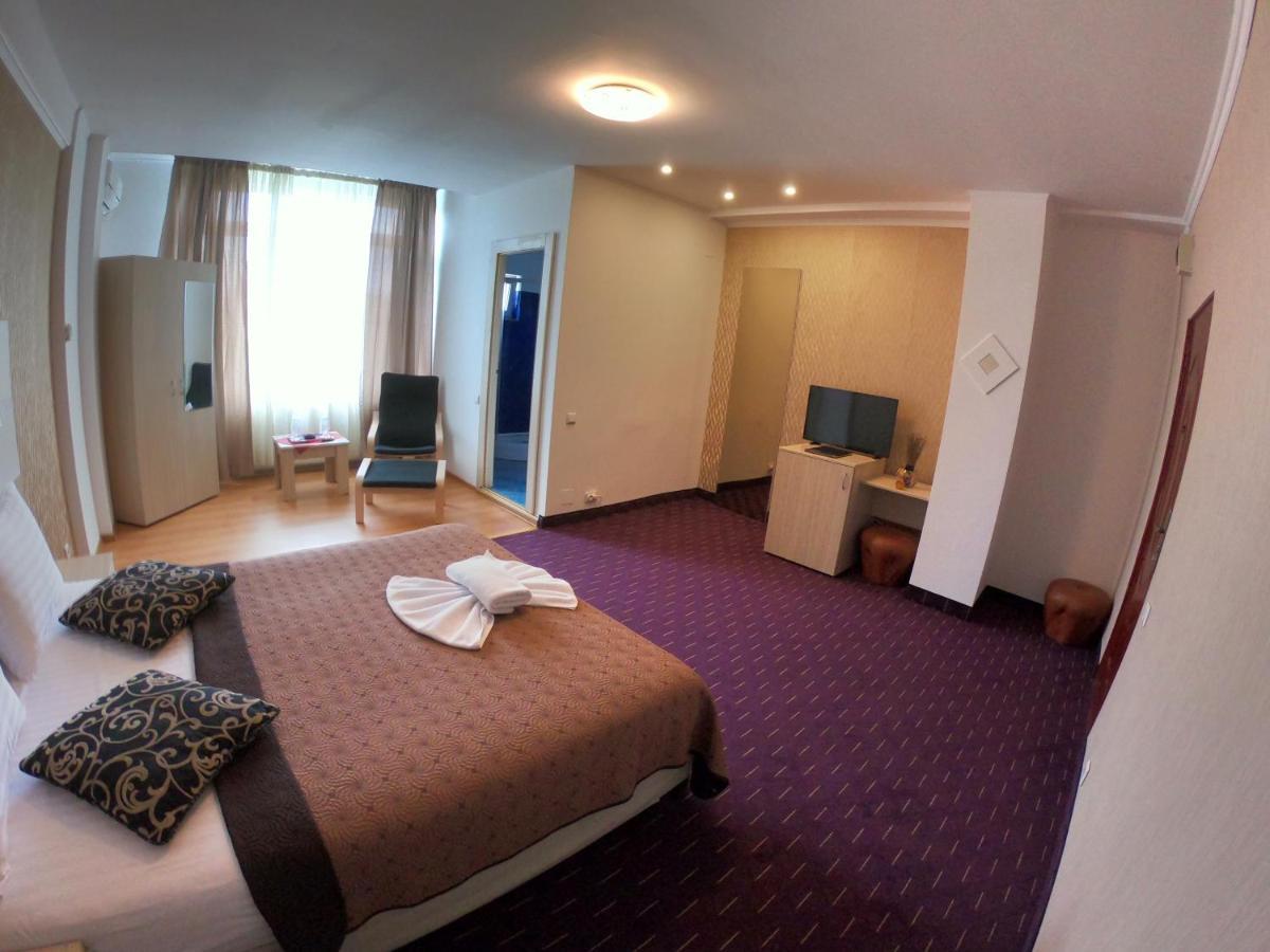Hotel Mon Caprice ブカレスト エクステリア 写真