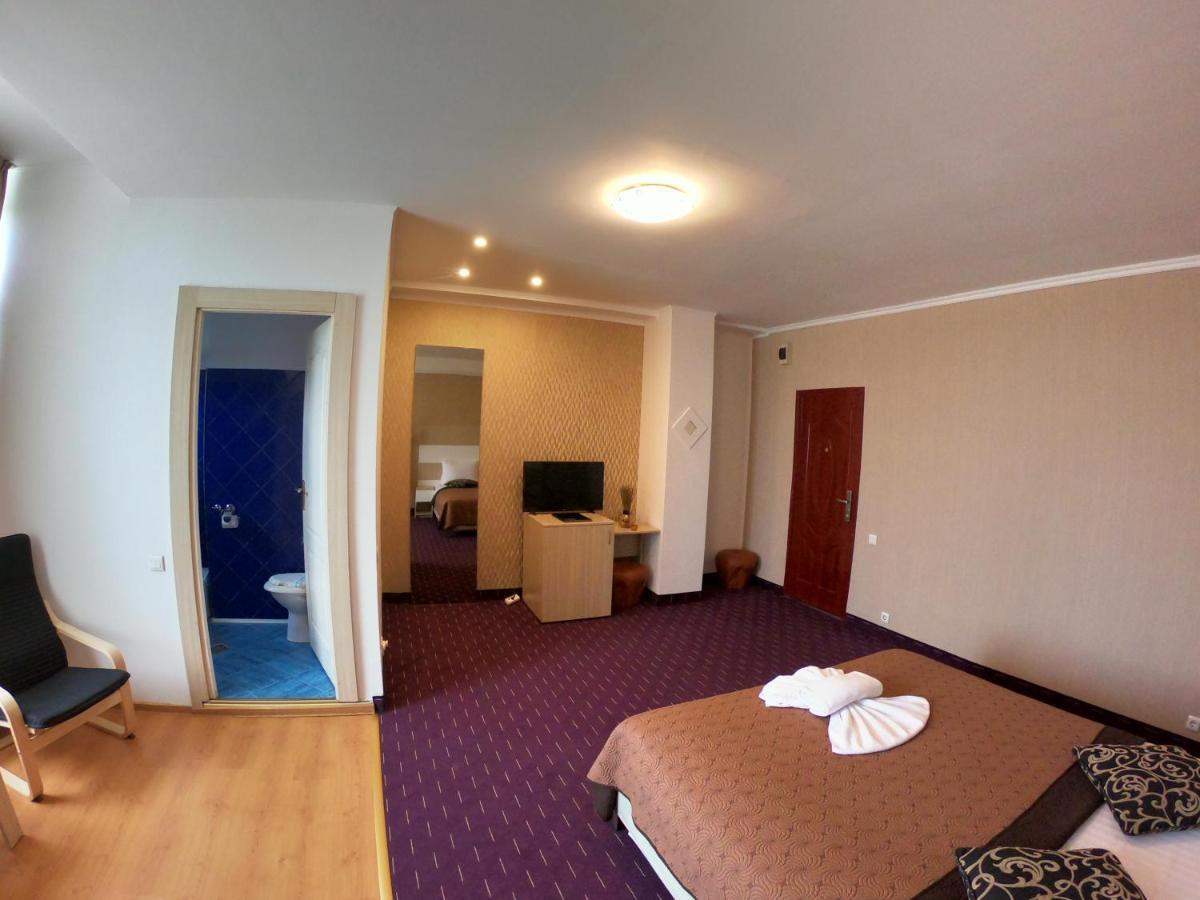 Hotel Mon Caprice ブカレスト エクステリア 写真