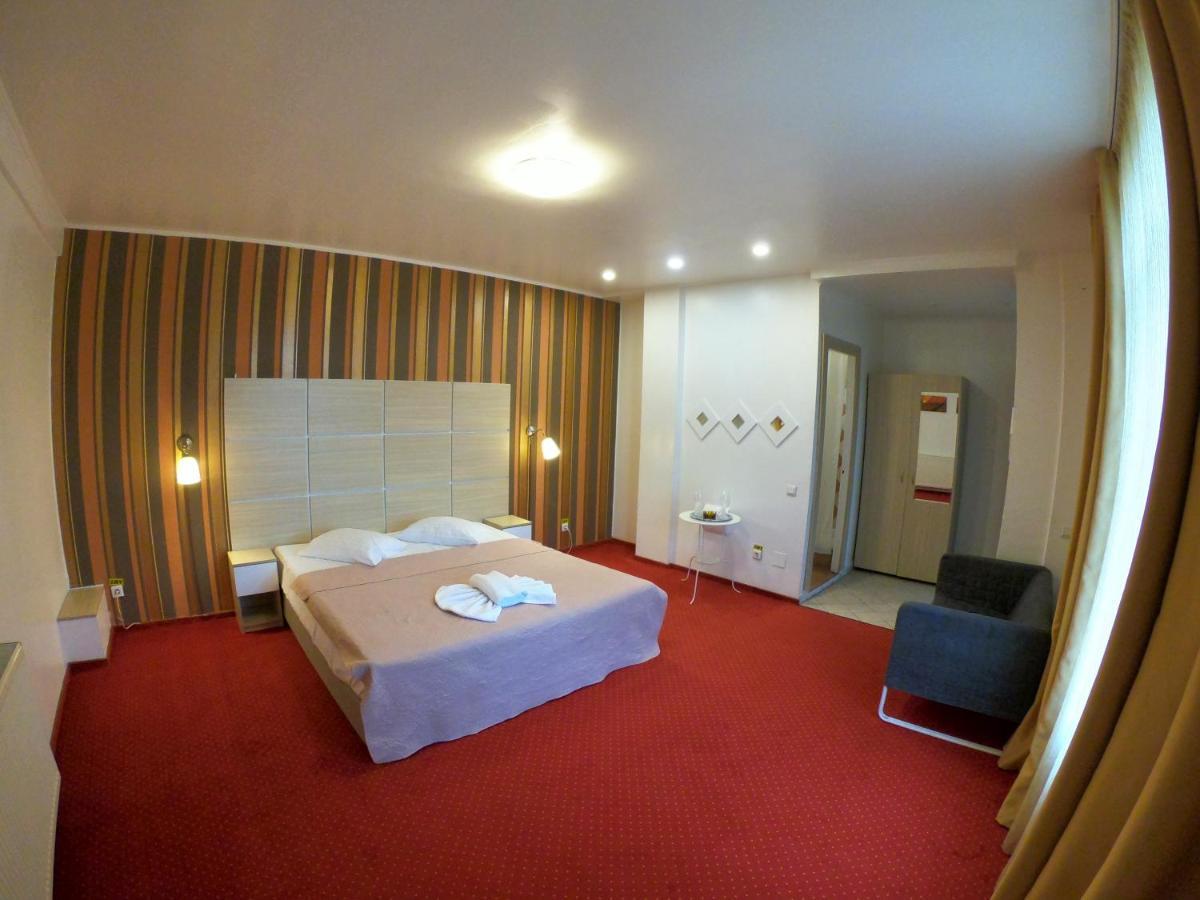 Hotel Mon Caprice ブカレスト エクステリア 写真