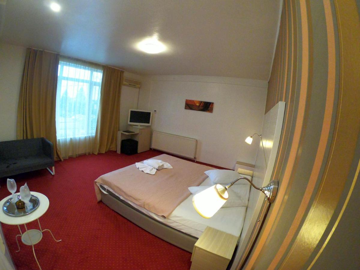 Hotel Mon Caprice ブカレスト エクステリア 写真