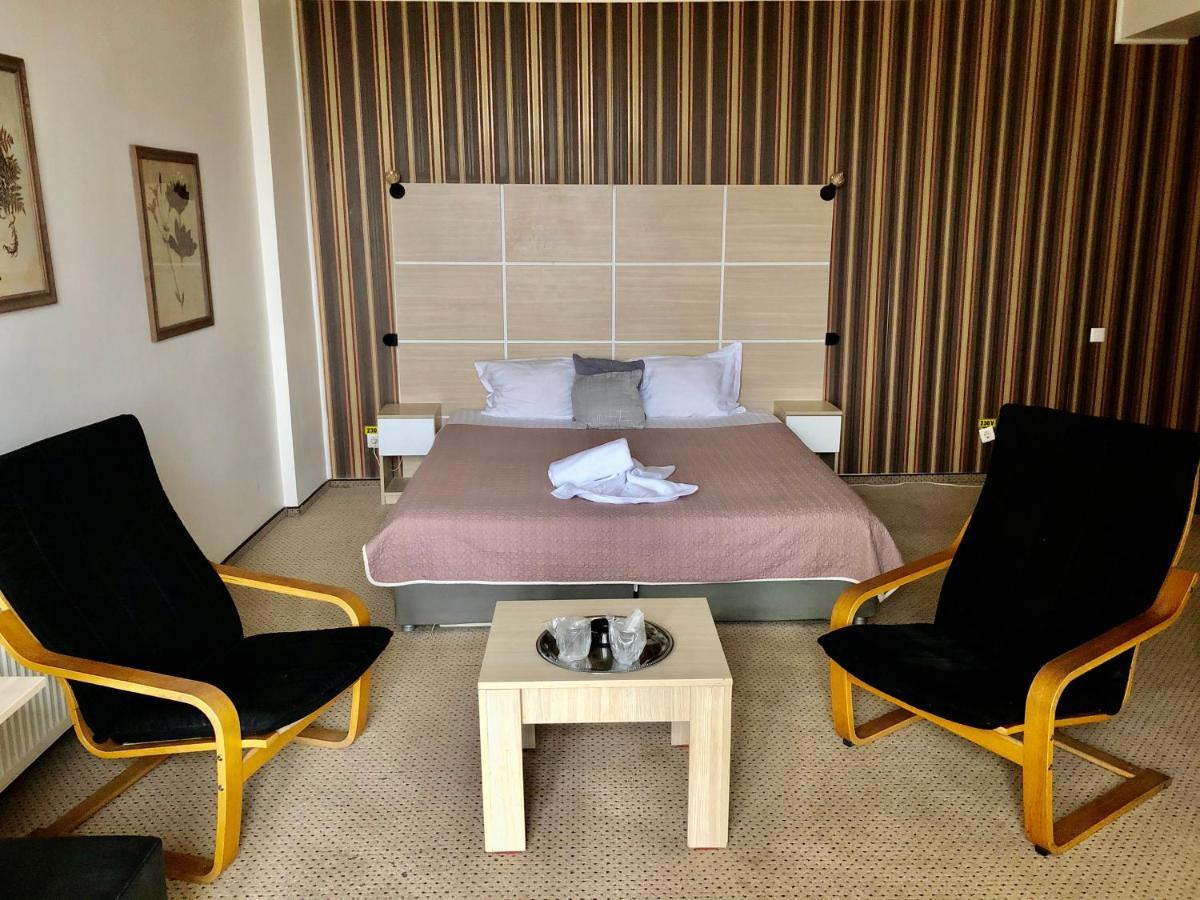 Hotel Mon Caprice ブカレスト エクステリア 写真