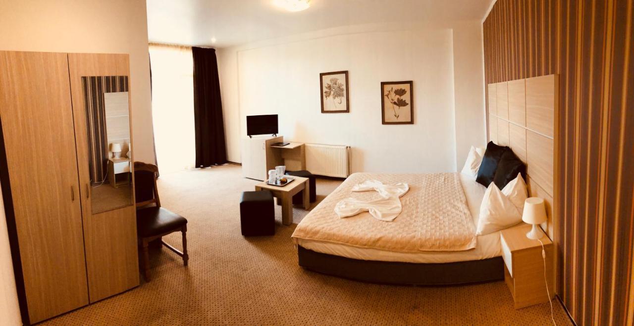 Hotel Mon Caprice ブカレスト エクステリア 写真