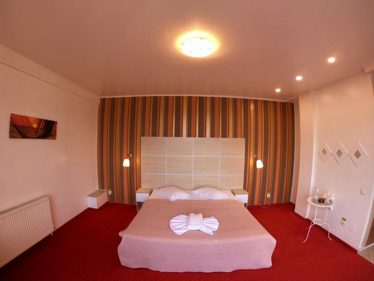 Hotel Mon Caprice ブカレスト エクステリア 写真
