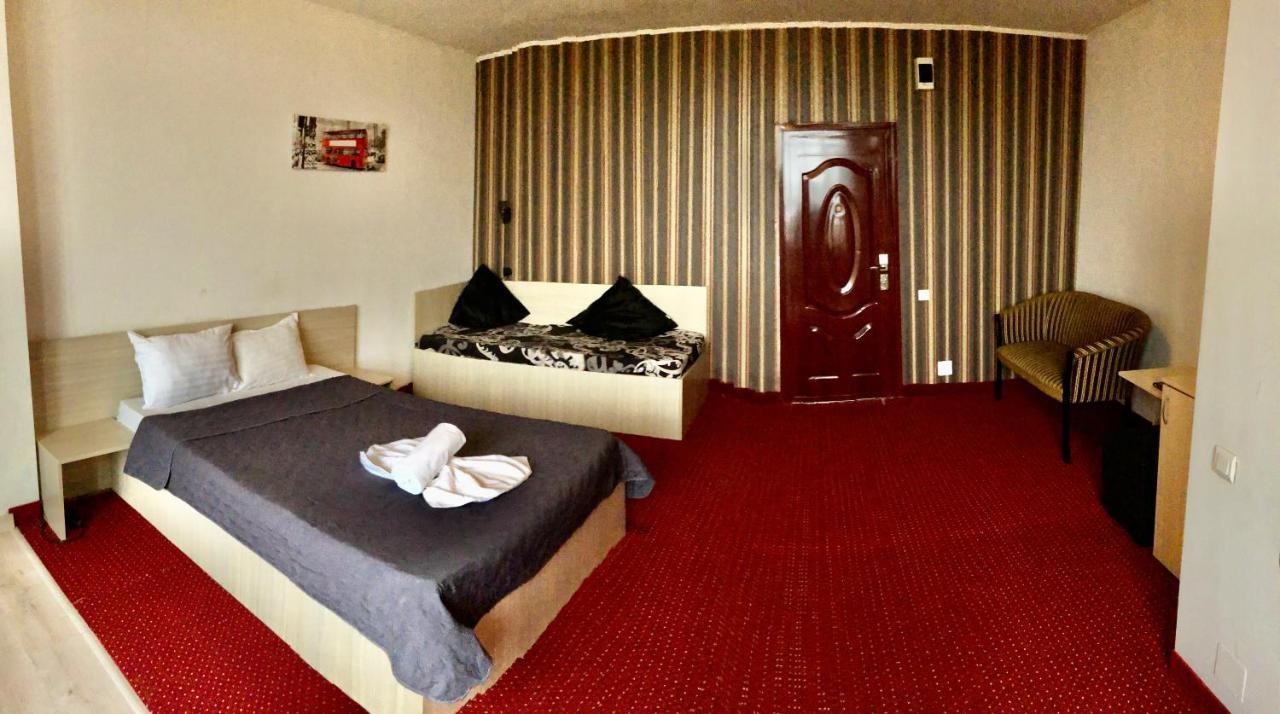 Hotel Mon Caprice ブカレスト エクステリア 写真