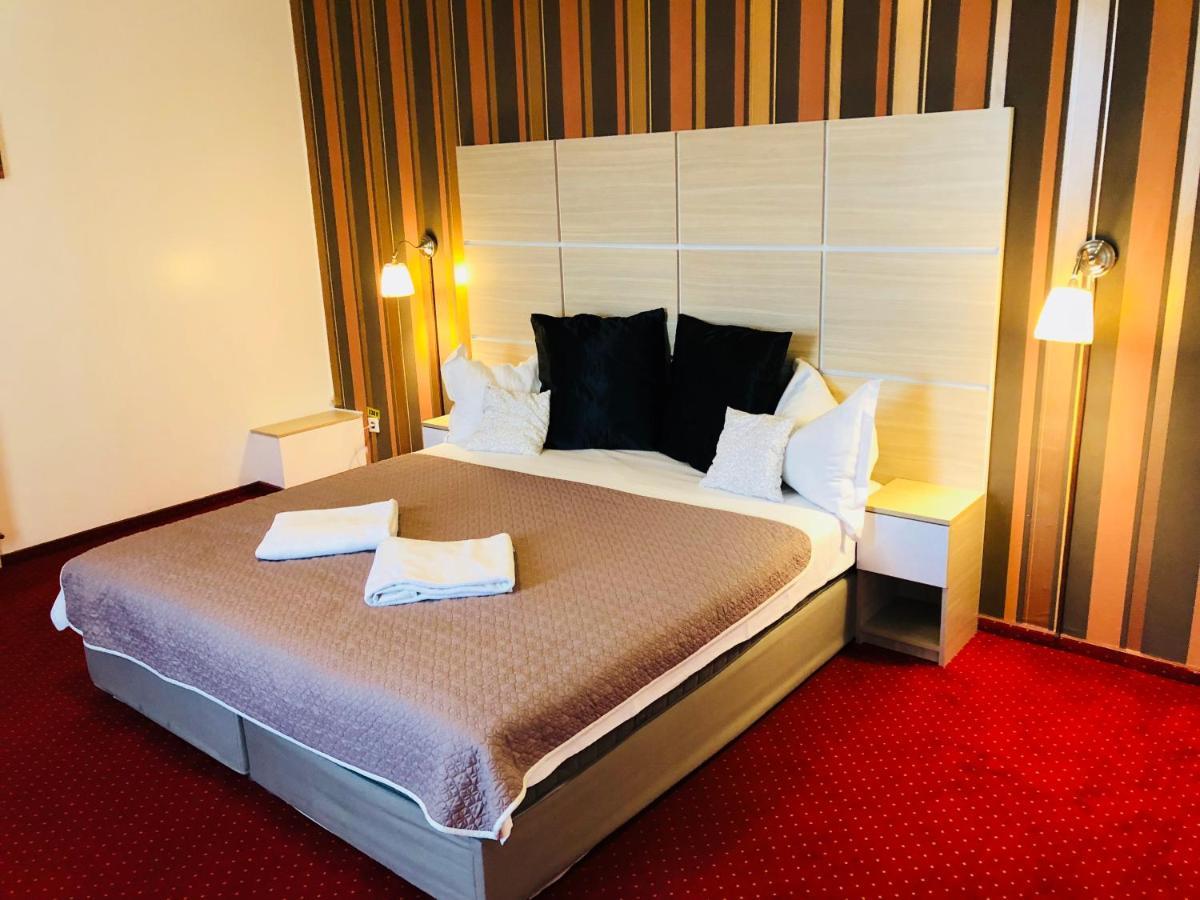 Hotel Mon Caprice ブカレスト エクステリア 写真