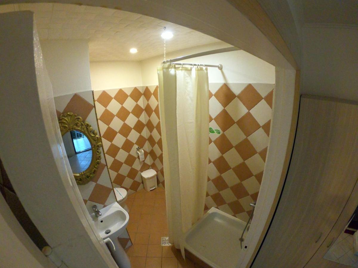 Hotel Mon Caprice ブカレスト エクステリア 写真