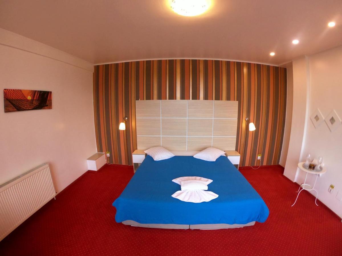Hotel Mon Caprice ブカレスト エクステリア 写真