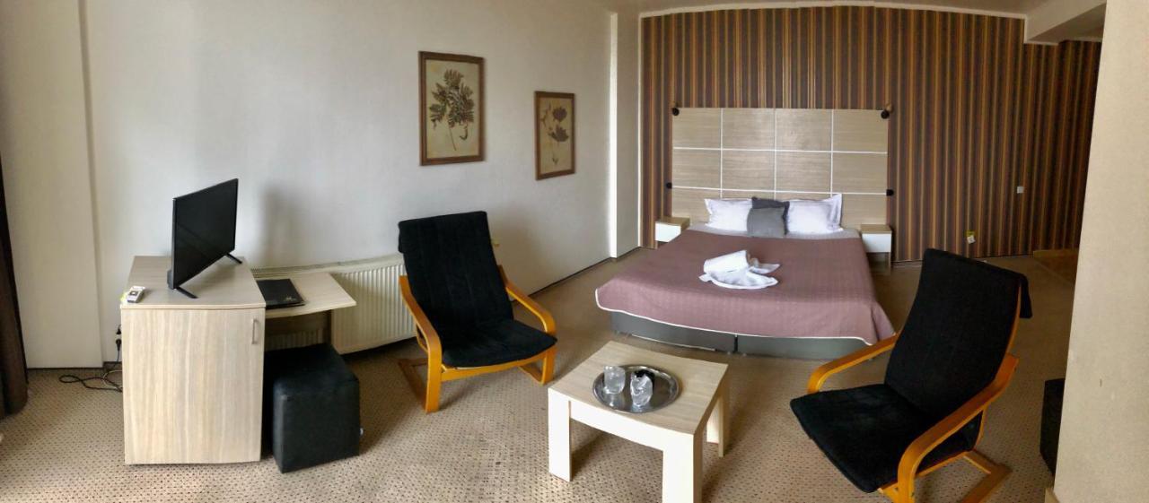 Hotel Mon Caprice ブカレスト エクステリア 写真