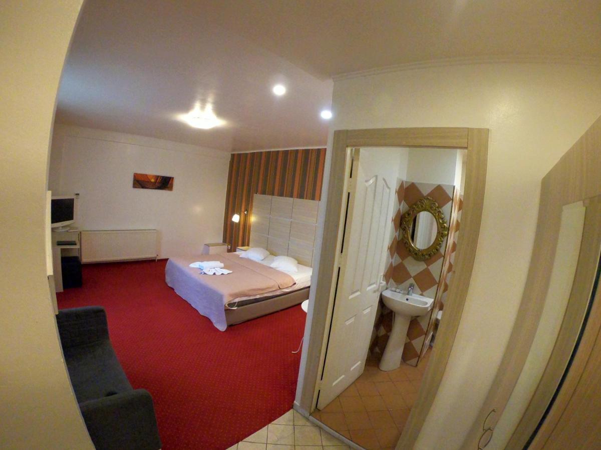 Hotel Mon Caprice ブカレスト エクステリア 写真