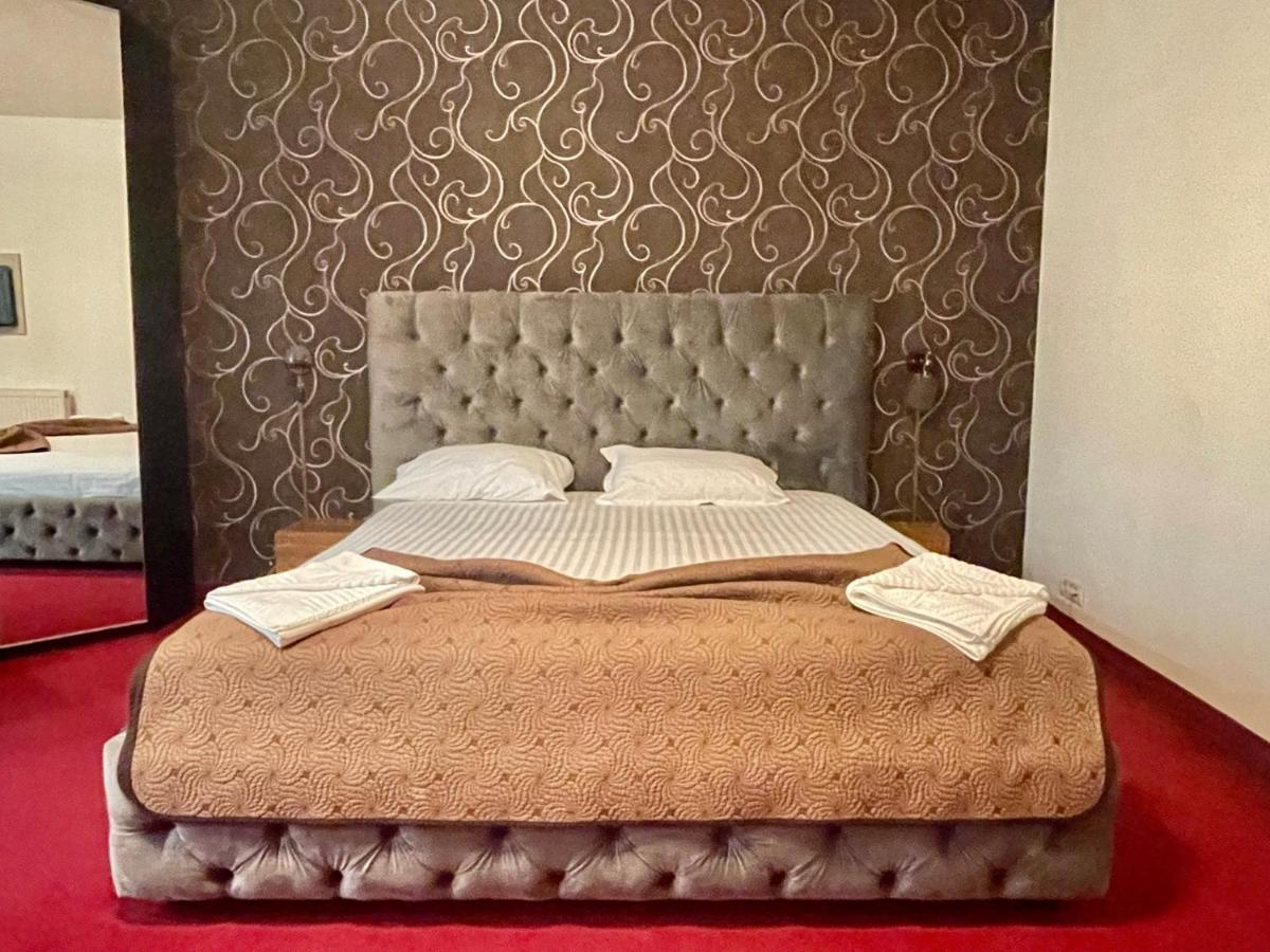 Hotel Mon Caprice ブカレスト エクステリア 写真