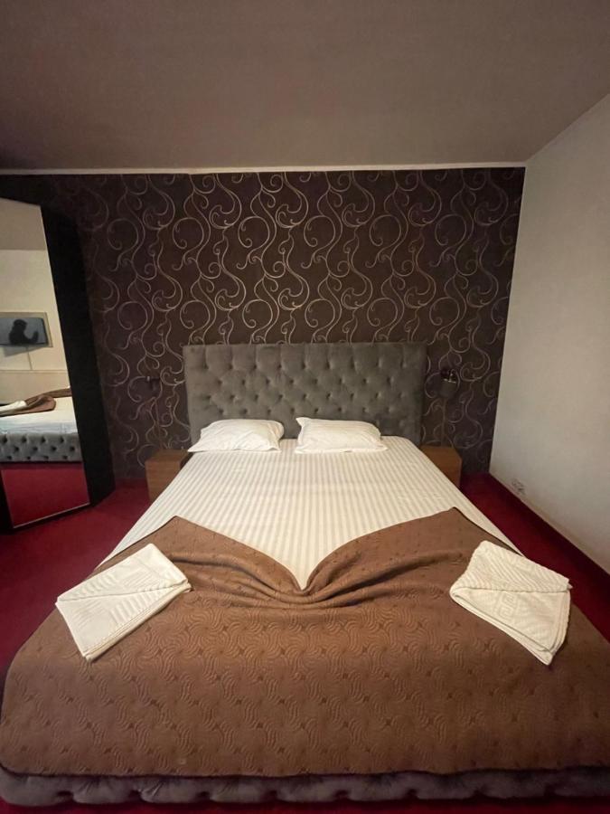Hotel Mon Caprice ブカレスト エクステリア 写真