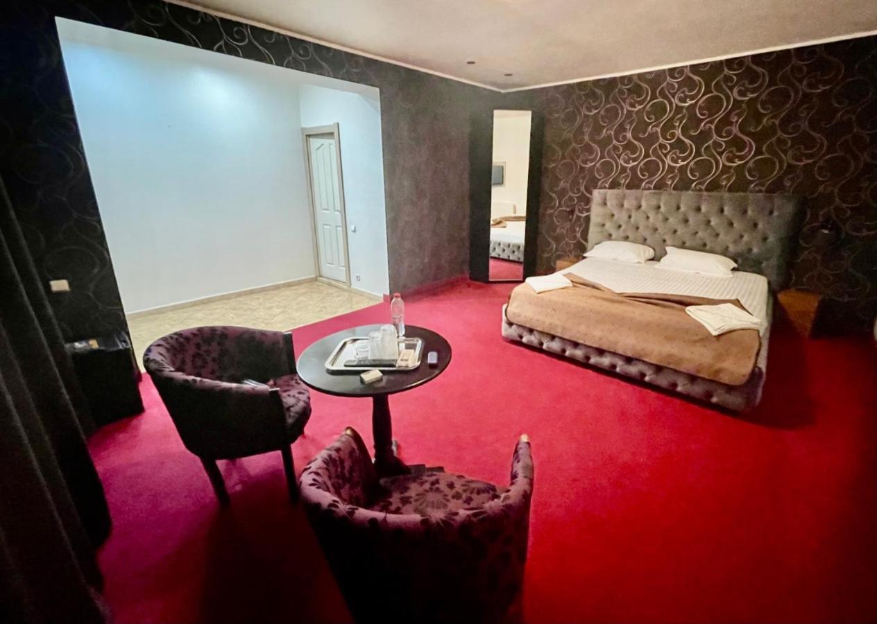 Hotel Mon Caprice ブカレスト エクステリア 写真