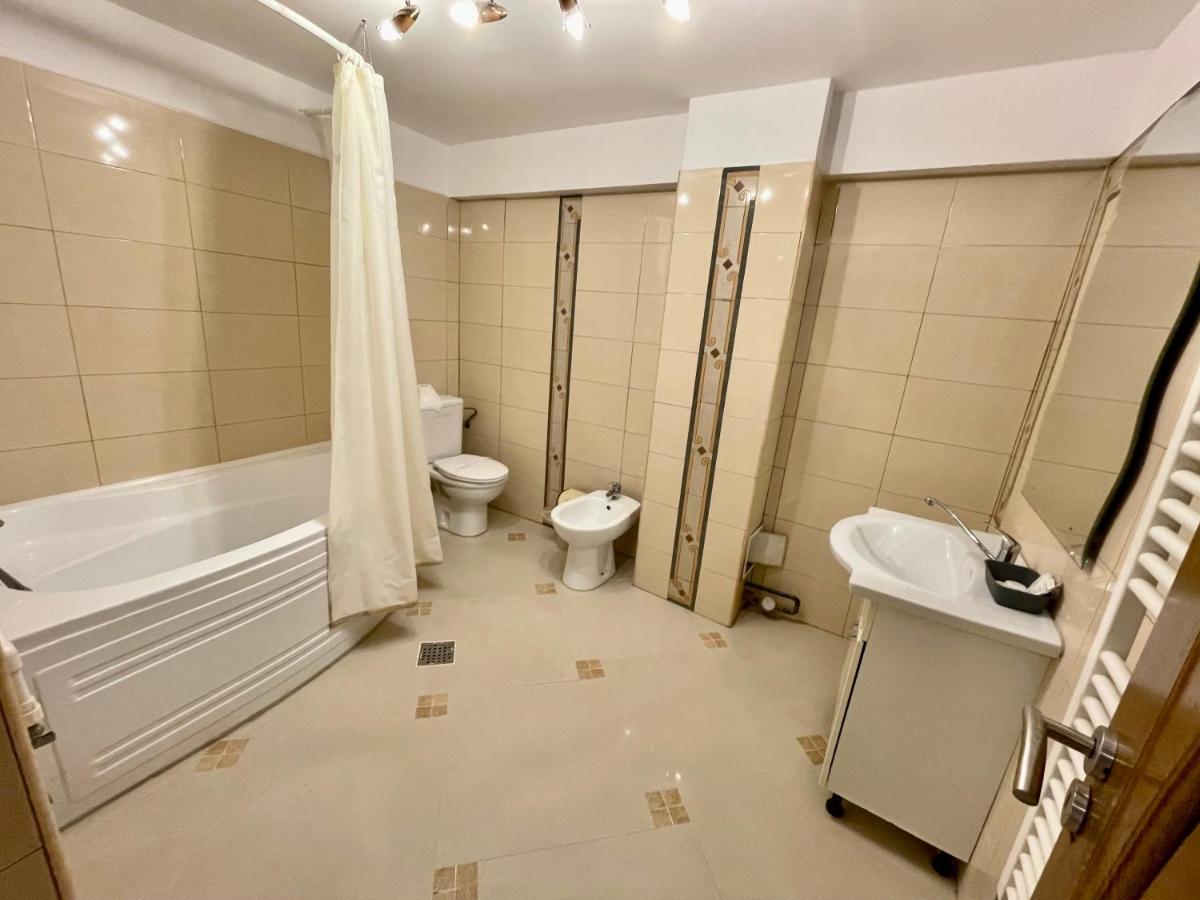 Hotel Mon Caprice ブカレスト エクステリア 写真