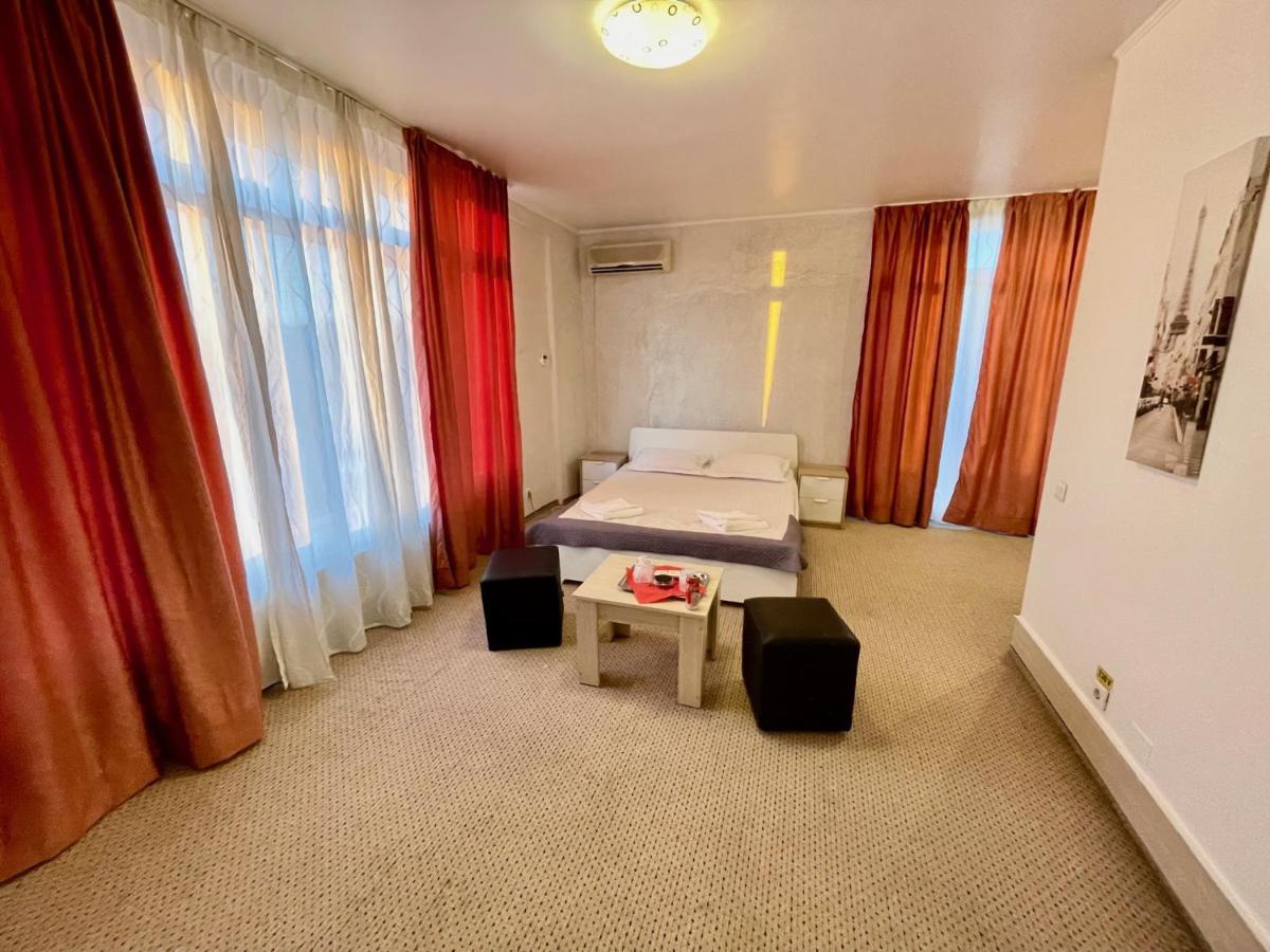 Hotel Mon Caprice ブカレスト エクステリア 写真