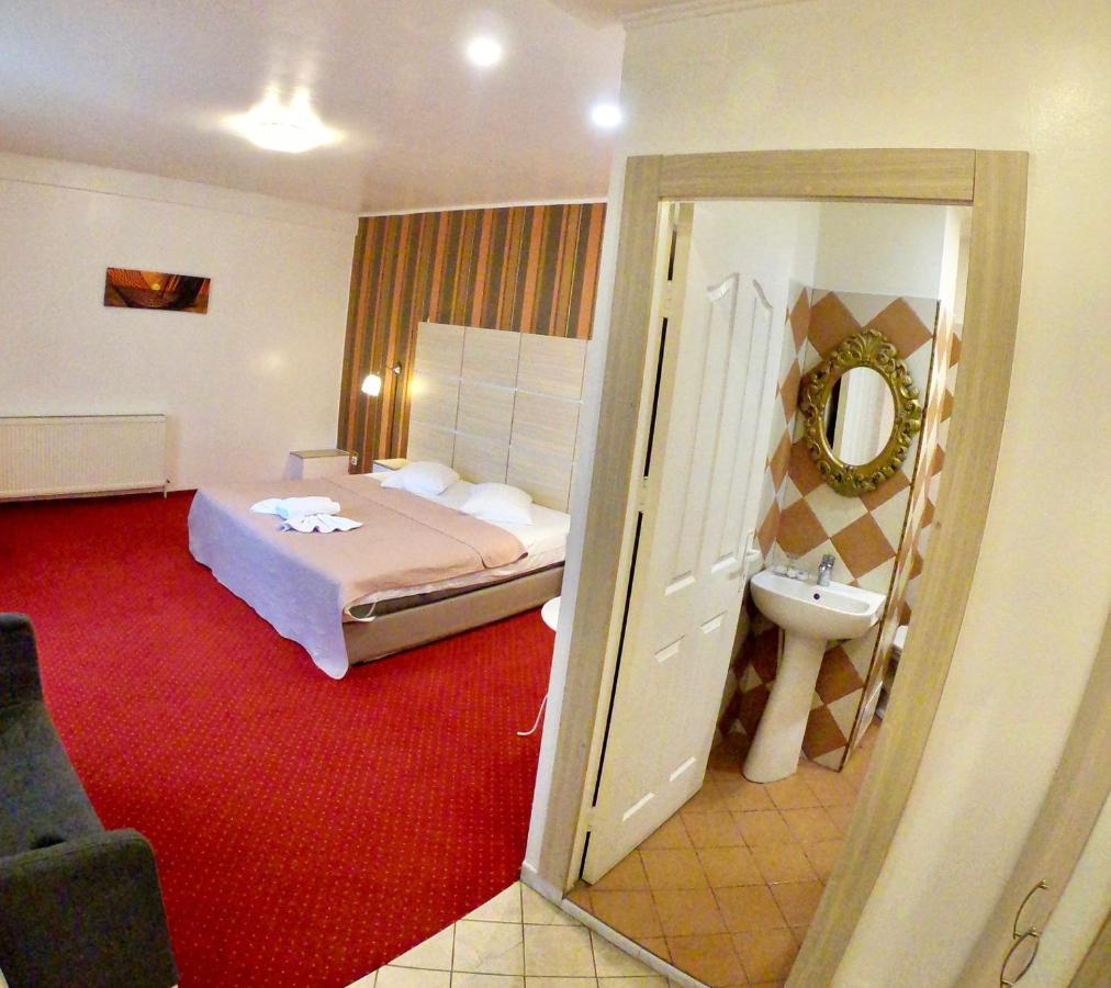 Hotel Mon Caprice ブカレスト エクステリア 写真
