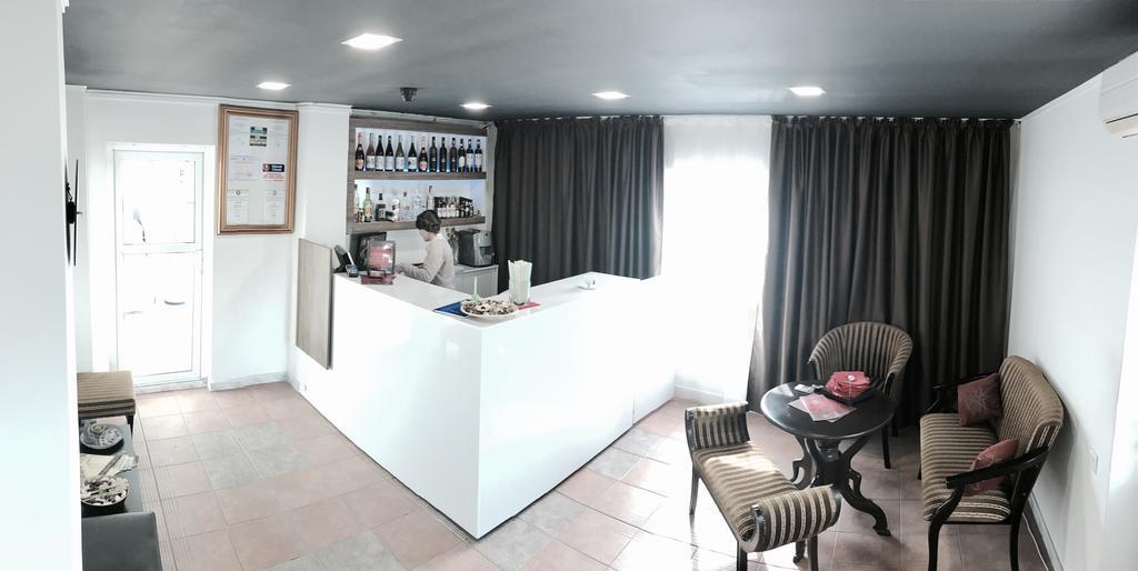 Hotel Mon Caprice ブカレスト エクステリア 写真