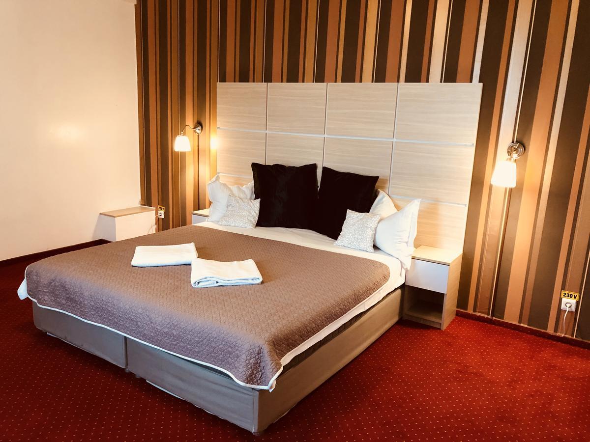 Hotel Mon Caprice ブカレスト エクステリア 写真