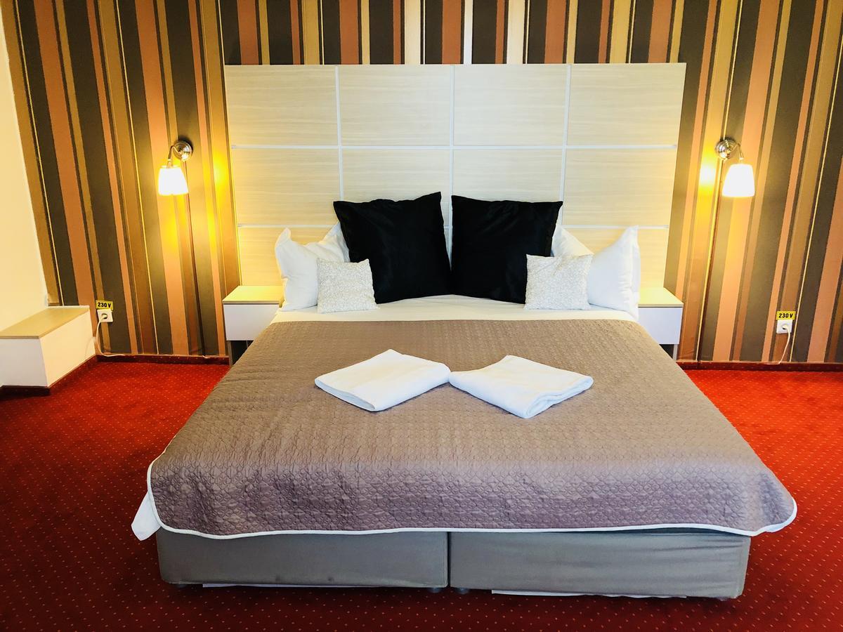Hotel Mon Caprice ブカレスト エクステリア 写真