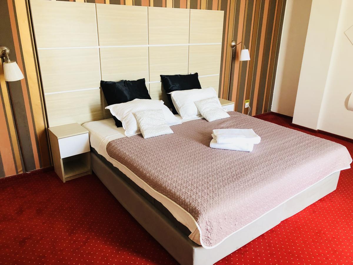 Hotel Mon Caprice ブカレスト エクステリア 写真